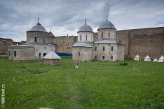 IvanGorod-011 Во дворе крепости находятся храмы Успения Пресвятой Богородицы и Николая Чудотворца